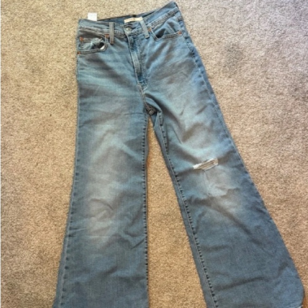 High-Rise Blue Wide-Leg Jeans - Distressed Knee